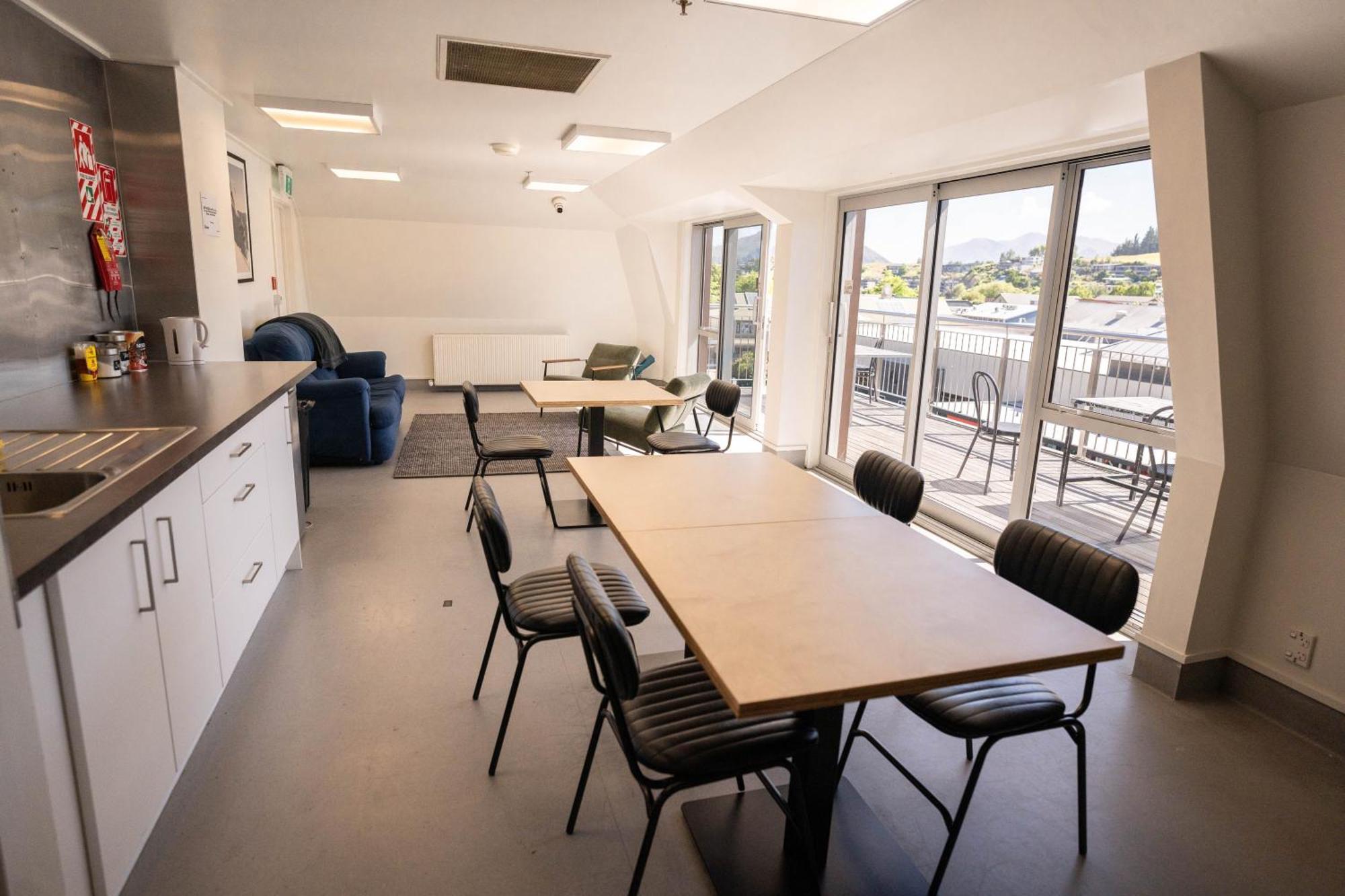The Brownston Hostel Wanaka Exterior photo